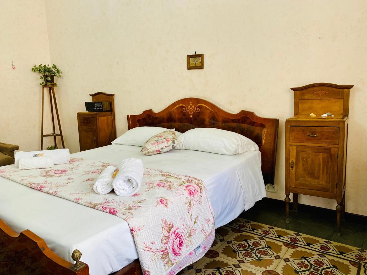 Zu Pippo'S House Apartment Catania Bagian luar foto