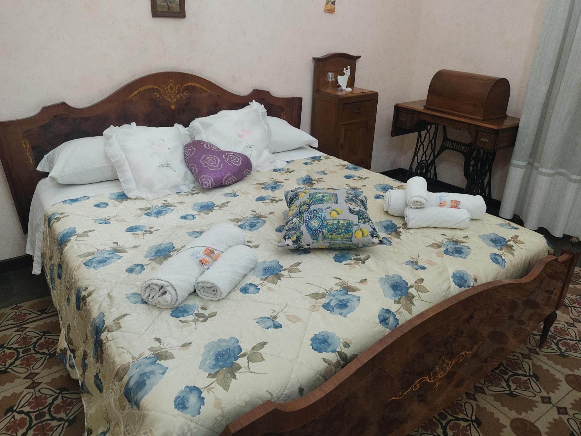 Zu Pippo'S House Apartment Catania Bagian luar foto